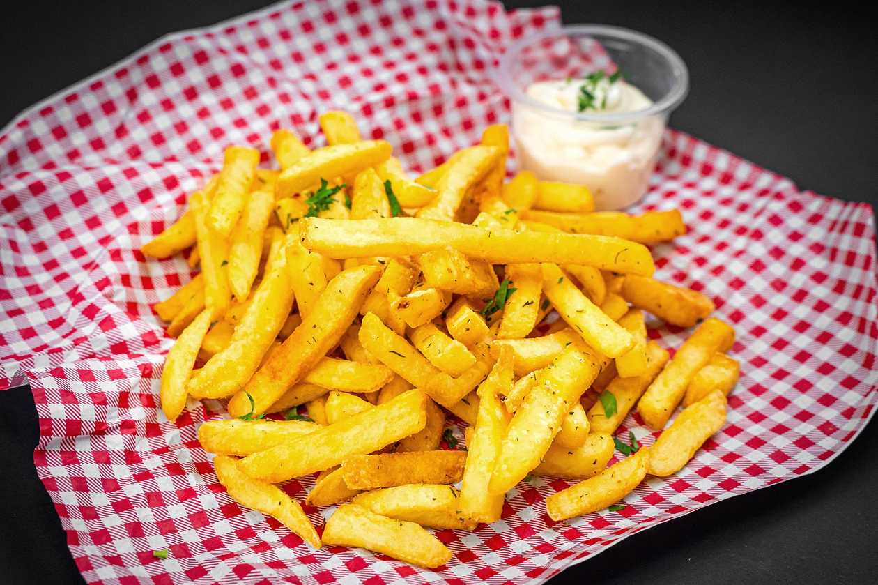 CARTOFI PRAJITI CU SOS AIOLI & PATRUNJEL 250Gr HM