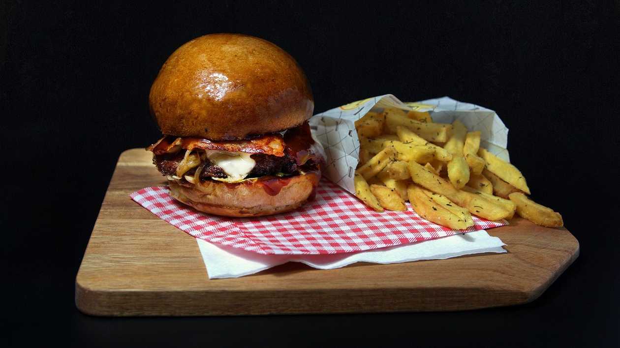 BBQ Burger (fries included) 480g