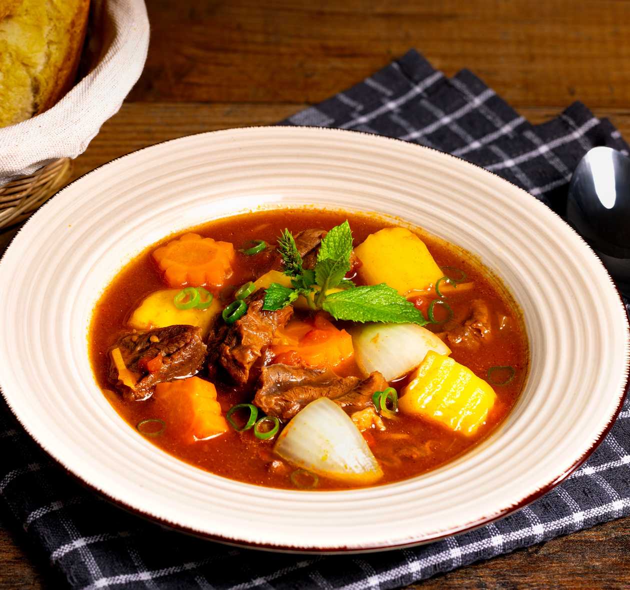 Tocanita de vita in vin rosu si bagheta