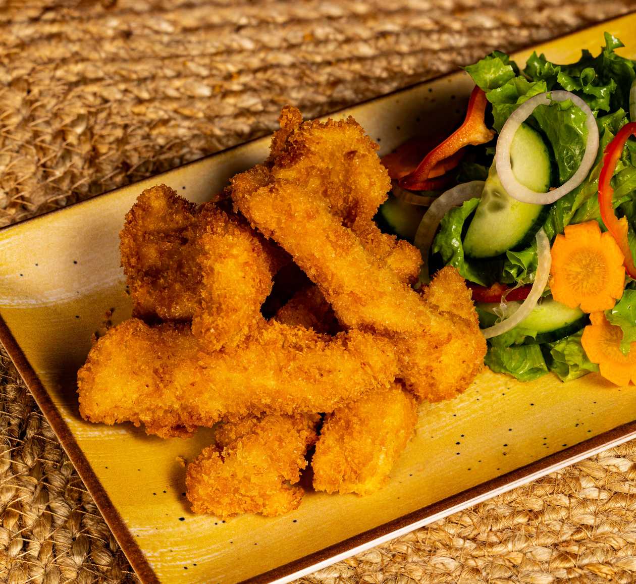 Pui in pesmet prajit si salata