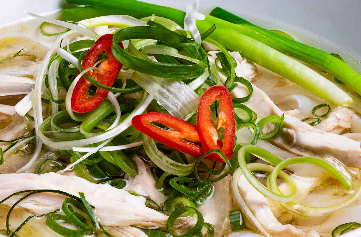 Taitei Pho cu pui trase la wok