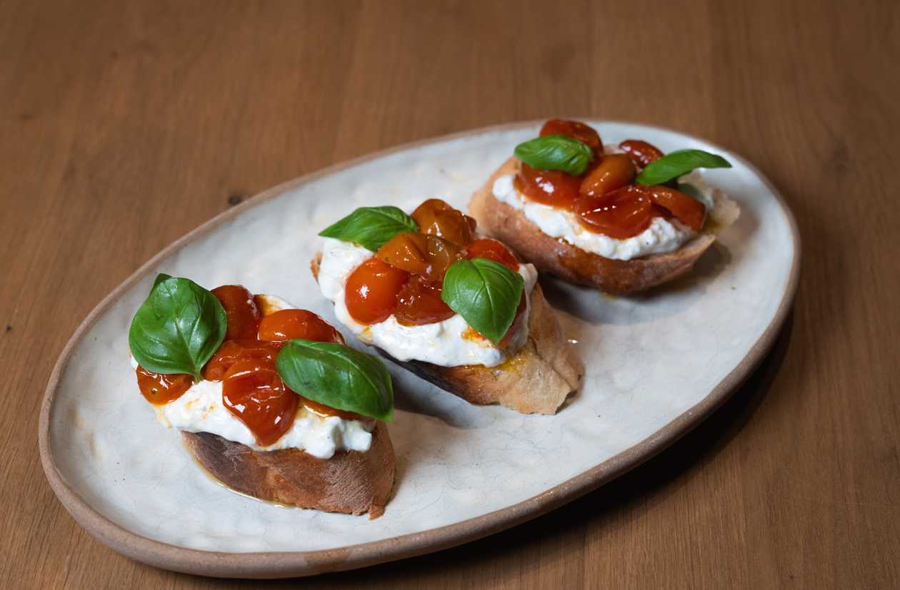 Bruschetta z konfitowanymi pomidorami i stracciatellą