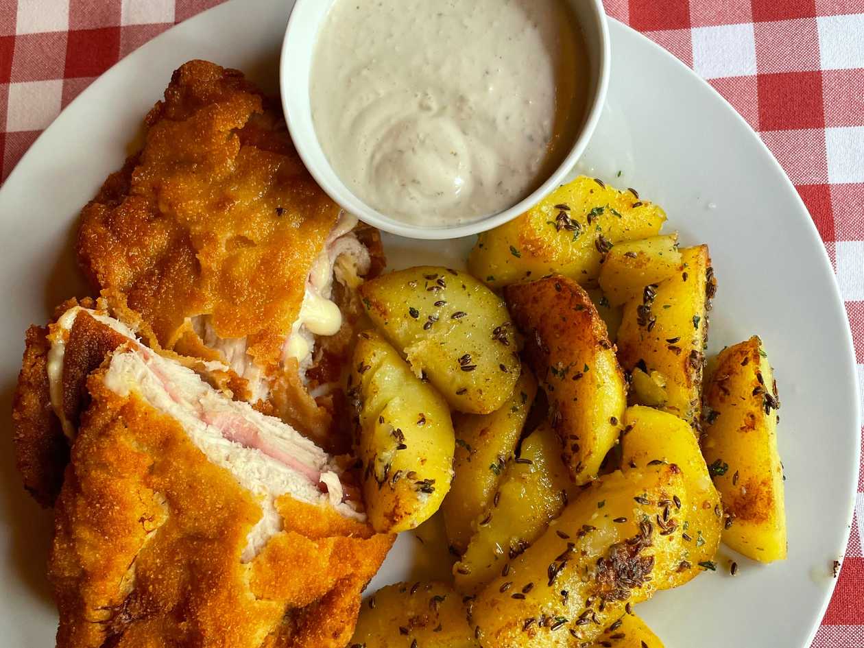 Bravčový Cordon bleu, opekané zemiaky, domáca tatárska omáčka (1,3,7,10)