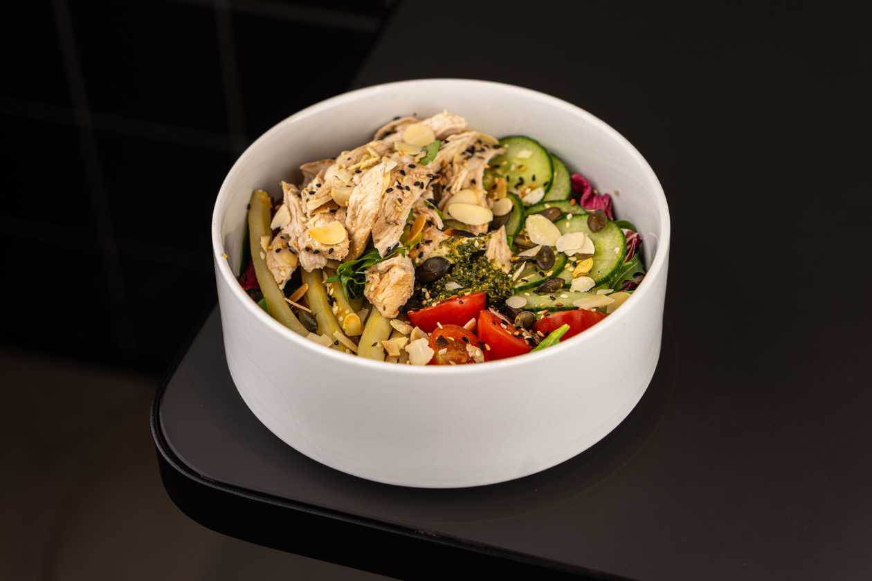 Green salad with grilled chicken