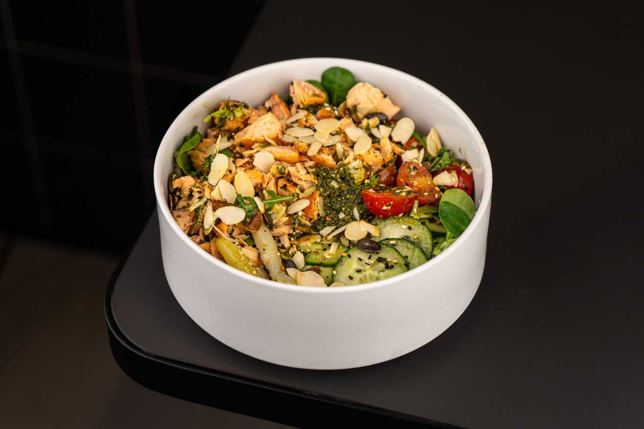 Green salad with smoked salmon