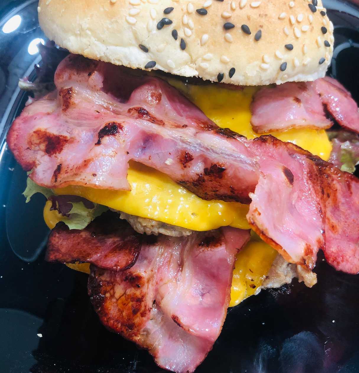 NOVIDADE - HAMBURGUER DUPLO + DUPLO QUEIJO + DUPLO BACON + PÃO RÚSTICO  + MAIONESE DE ALHO CASEIRA +