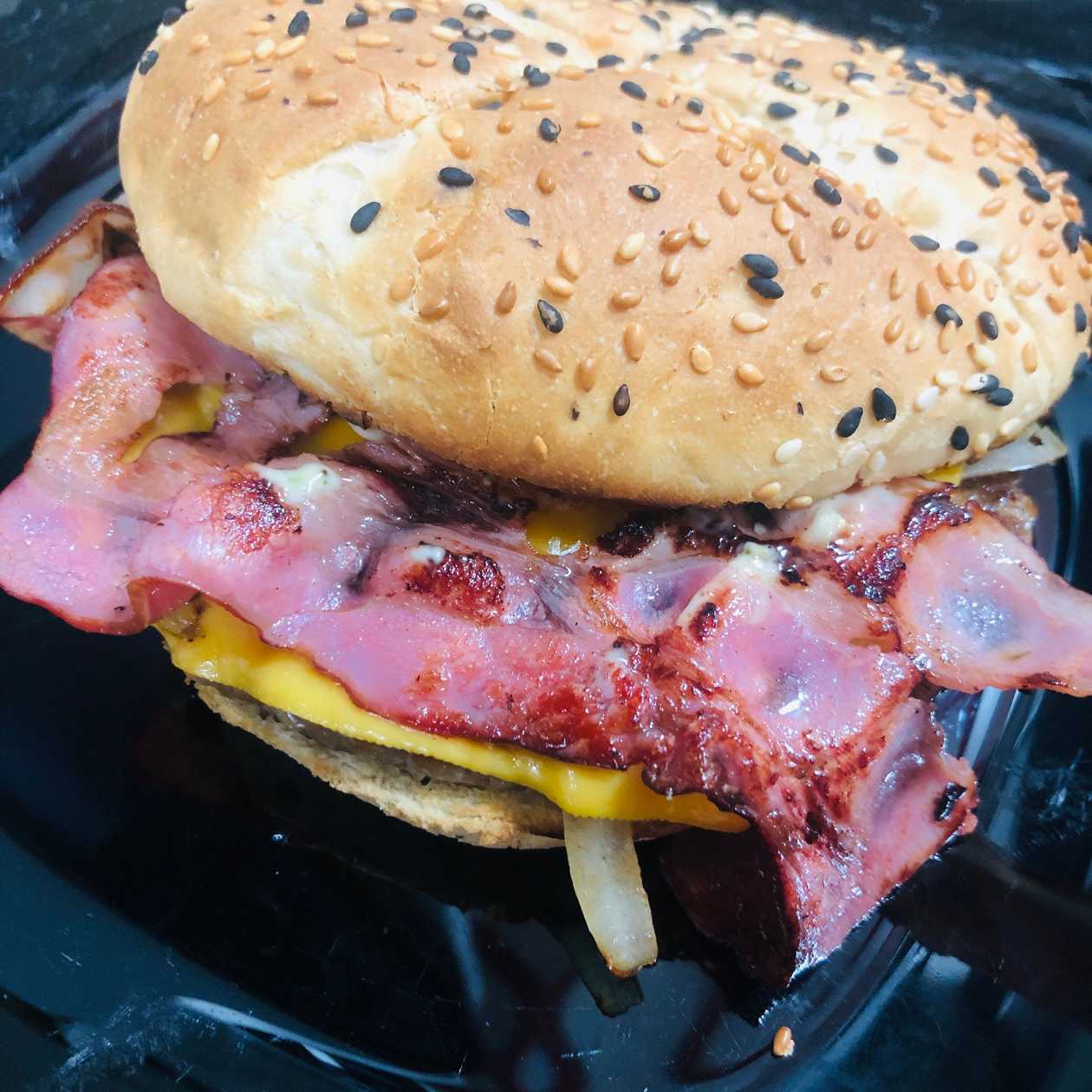 PÃO RÚSTICO +  HAMBÚRGUER DE NOVILHO COM CEBOLA  + QUEIJO CHEDDAR + BACON + MAIONESE DE ALHO CASEIRA