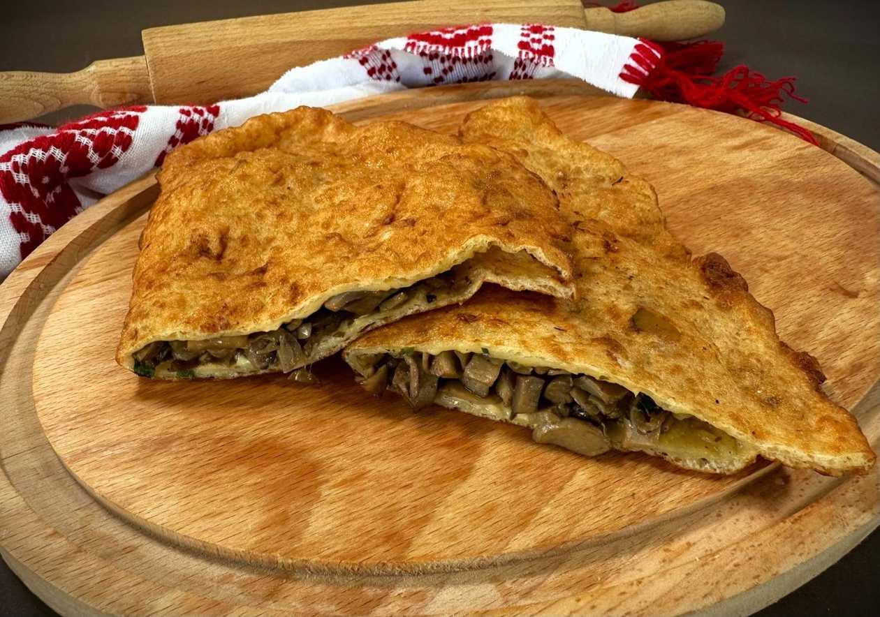 Langos filled with mushrooms