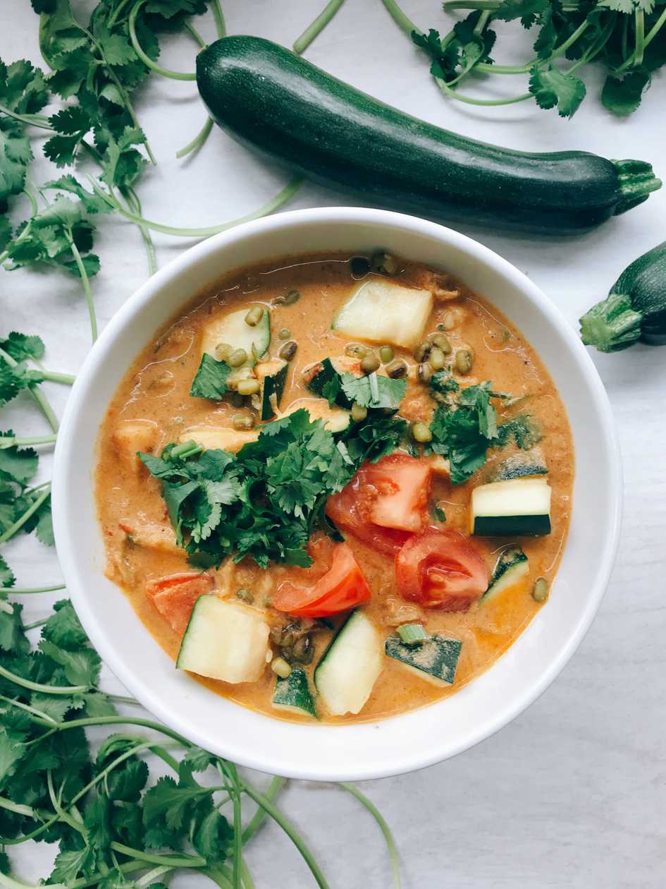 HAPPY HOUR -25% Indonézske arašidové Satay kari VEGAN s karfiolom, paradajkami a mungo fazuľkami