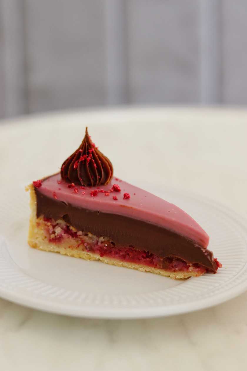 Chocolate cake with raspberries