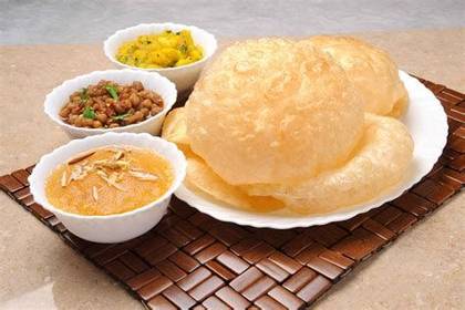 Halwa, puri (2 pieces) & Channay