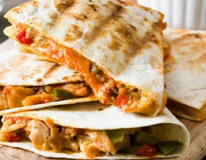 Quesadilla cu Pui și Sos