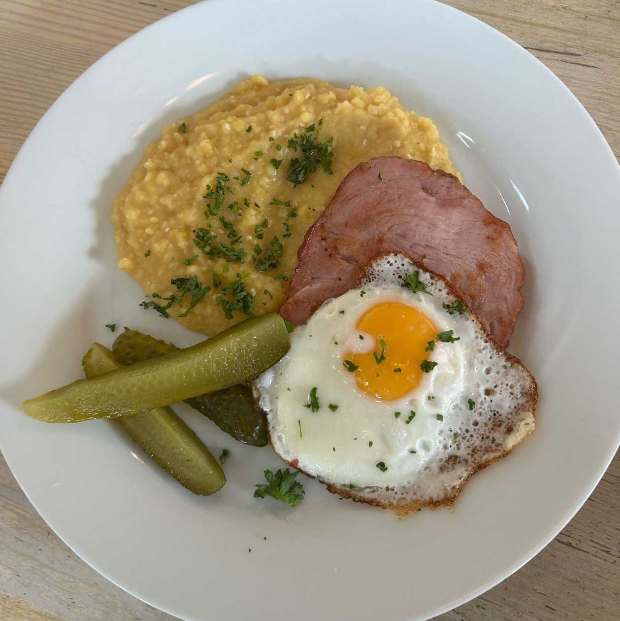Hrachová kaše s grilovaným uzeným masem , sázeným vejcem,restovanou cibulkou a kyselou okurkou