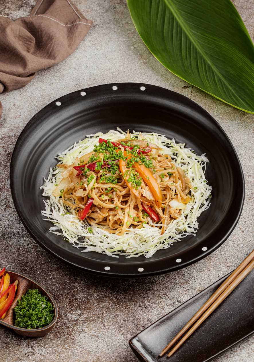 Makaron tajski smażony z warzywami i jajkiem