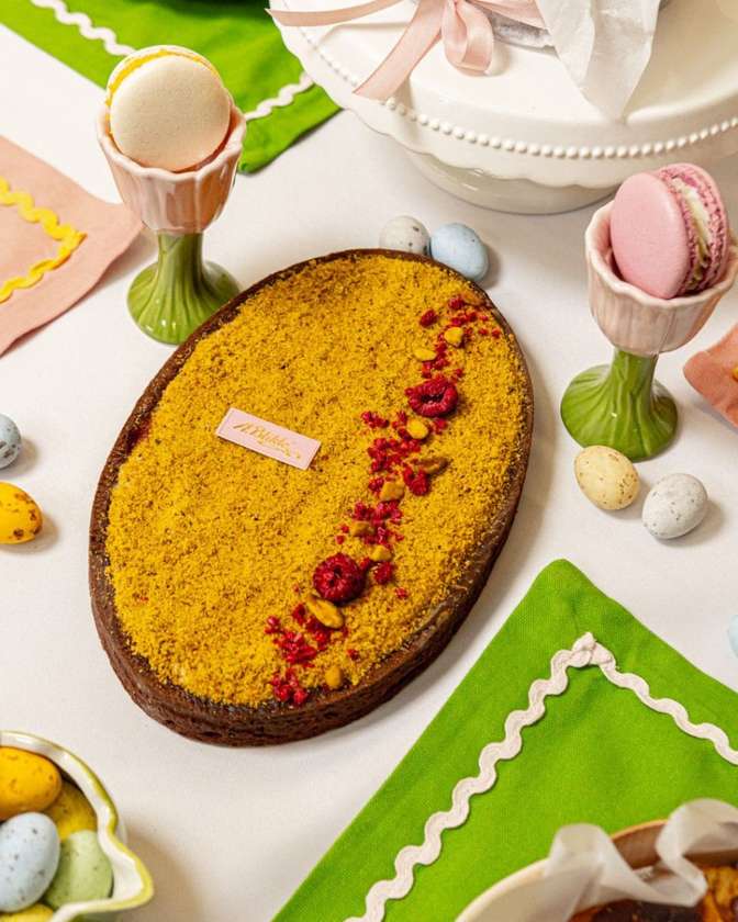 Mazurek pistacjowy z malinami