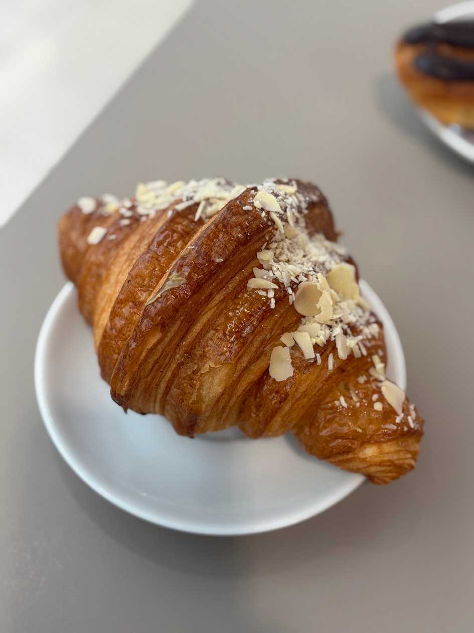 Croissant s vanilkovým krémom a mandľami