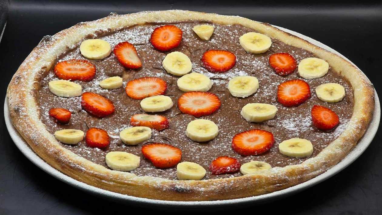 450G NUTELOVÁ PIZZA S JAHODAMI A BANÁNOM