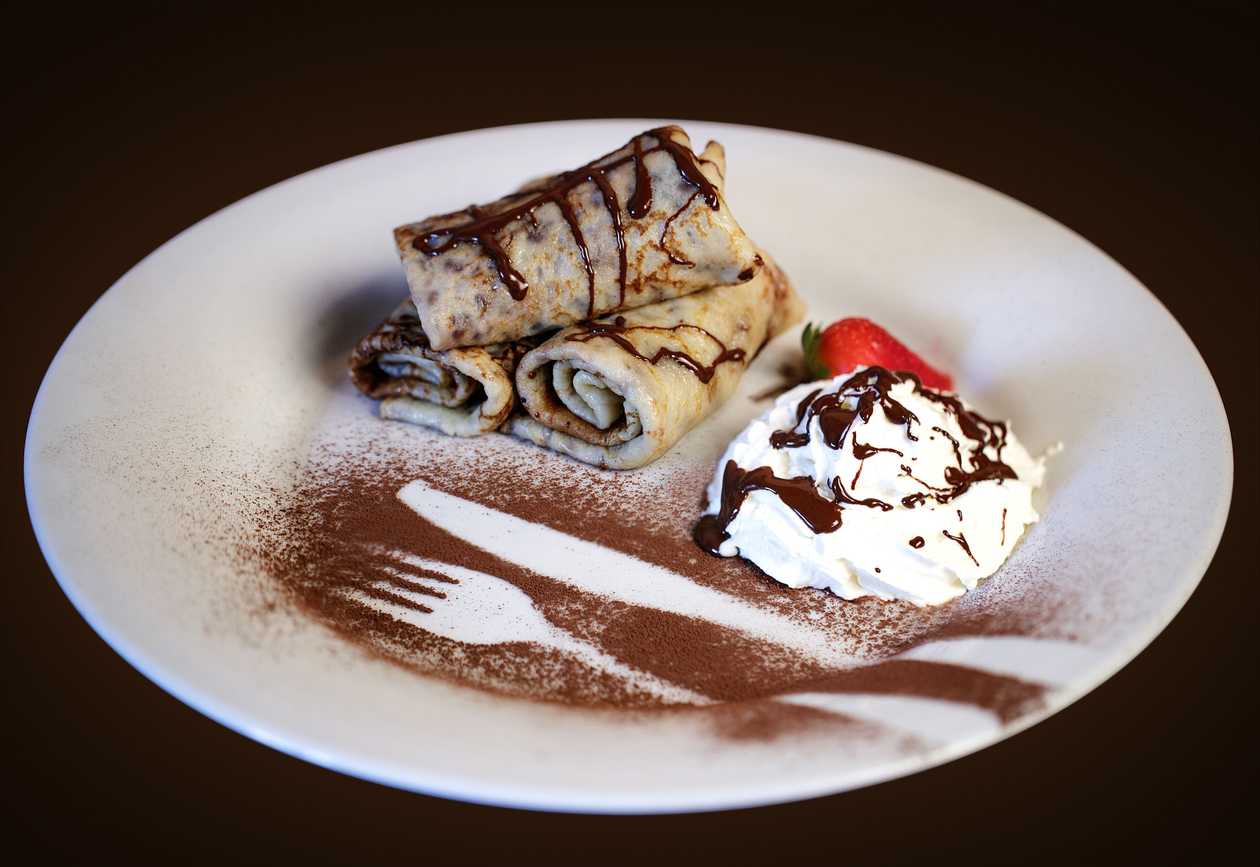420 G / 3 KS NUTELOVÉ PALACINKY S JAHODAMI A BANÁNOM  SO ŠLAHAČKOU A ČOKOLÁDOU