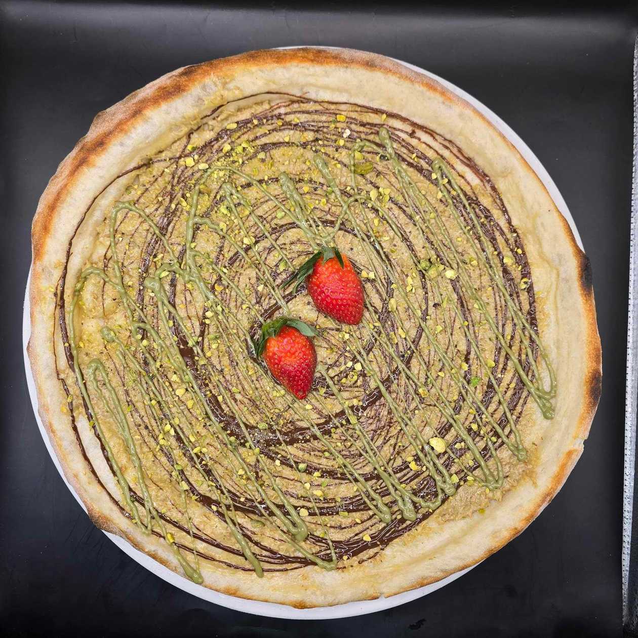 450 G DUBAJSKÁ PIZZA - PISTÁCIOVÝ KRÉM, KATAIFI, TAHINI, SEZAM, PISTÁCIE