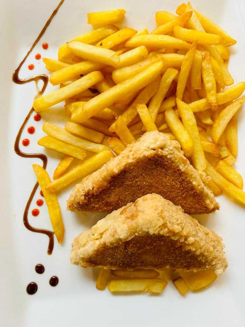 Cașcaval pane cu cartofi prăjiți