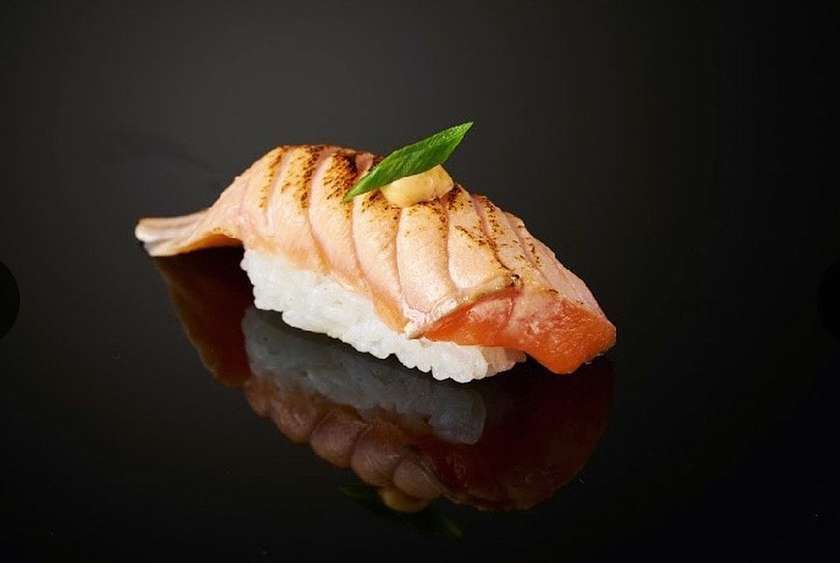 Põletatud lõhe nigiri (2 tk)