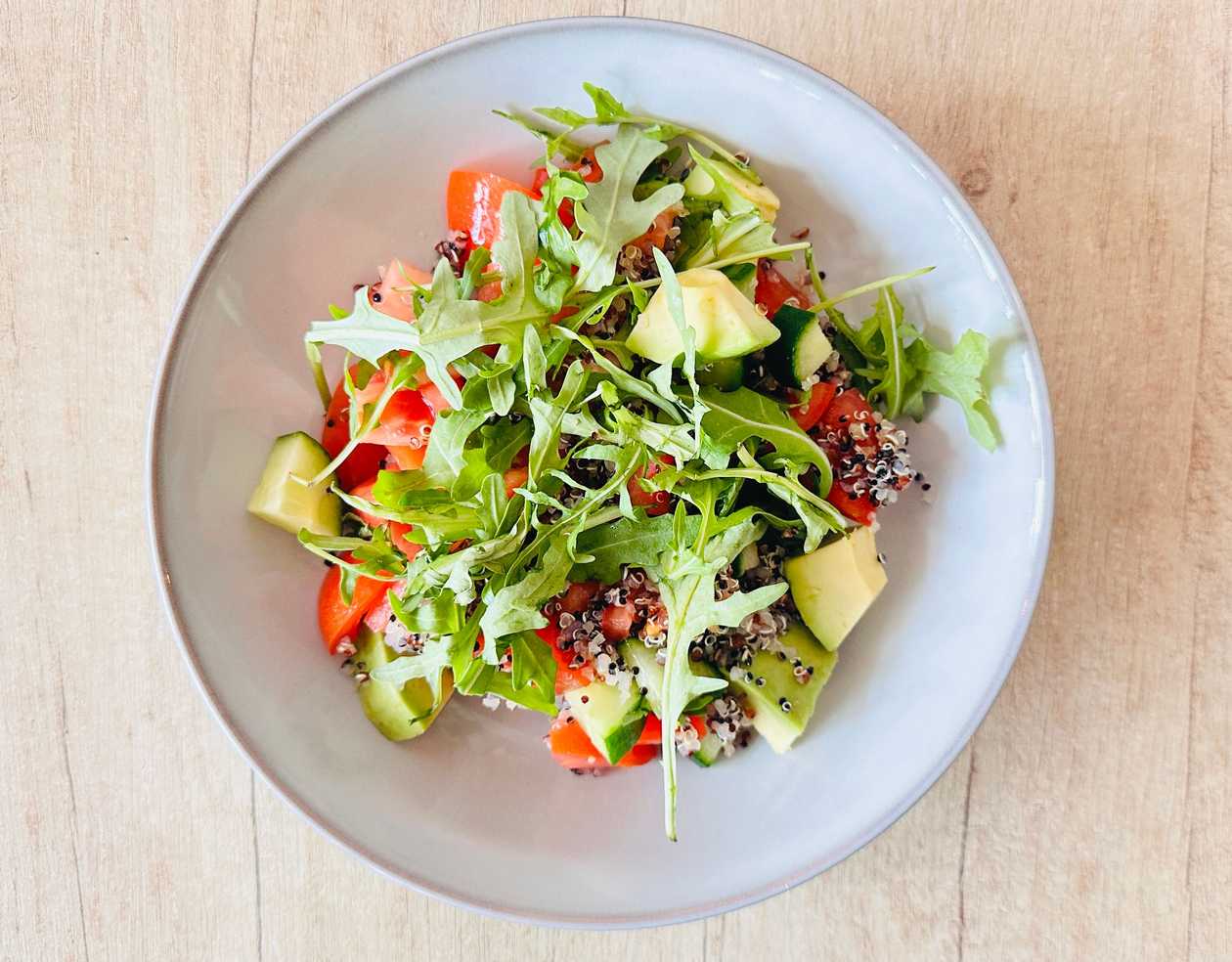 Salată quinoa tricoloră cu avocado si rucola - raw - 300 g