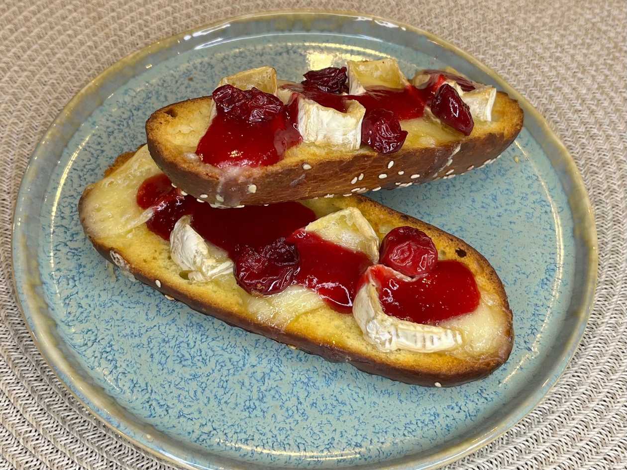 Бріош з камамбером та вишневим соусом (220г)