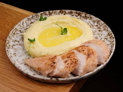 Chicken fillet with mashed potatoes