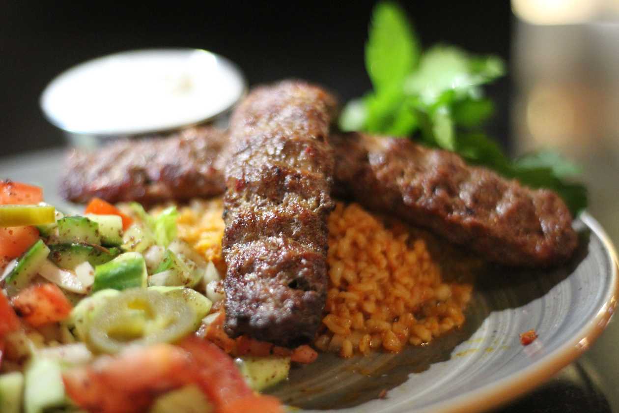 SH5. Adana lėkštėje