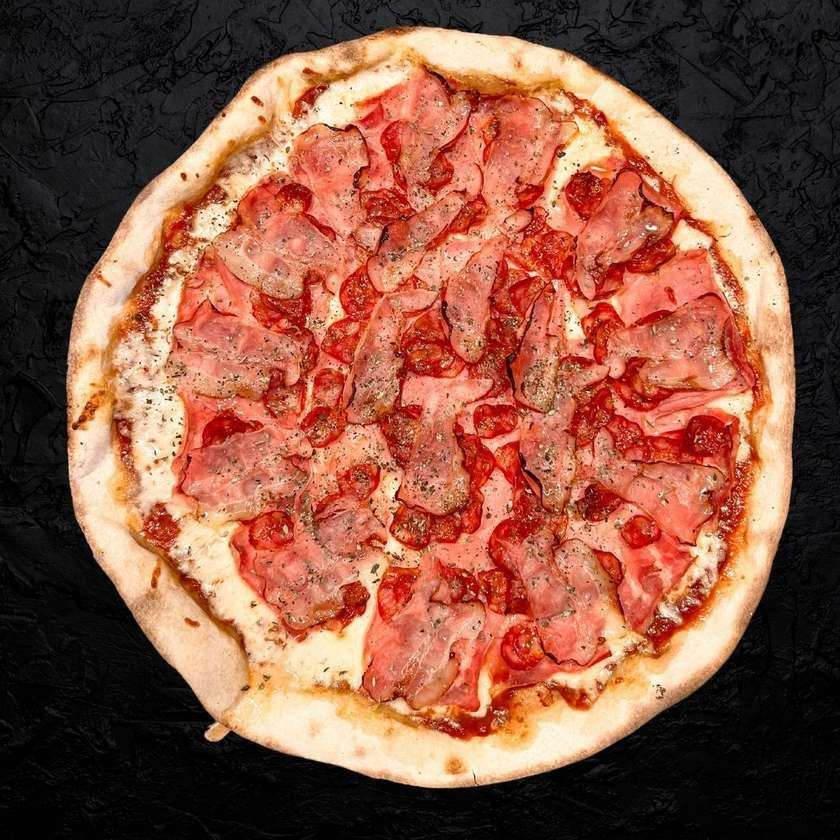 Pizza bacon, faimbra,peperoni,kebab😋😋