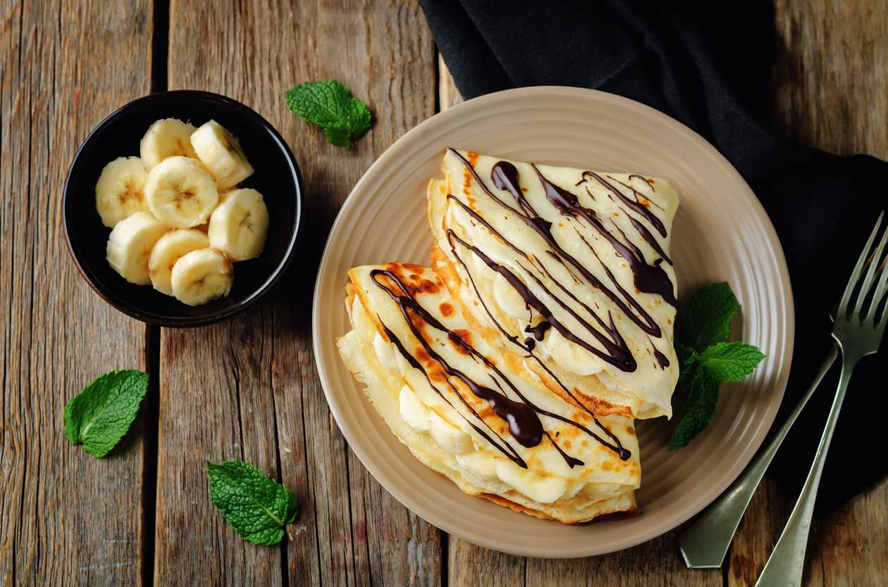 Domáce palacinky s džemom, šľahačkou a čoko polevou