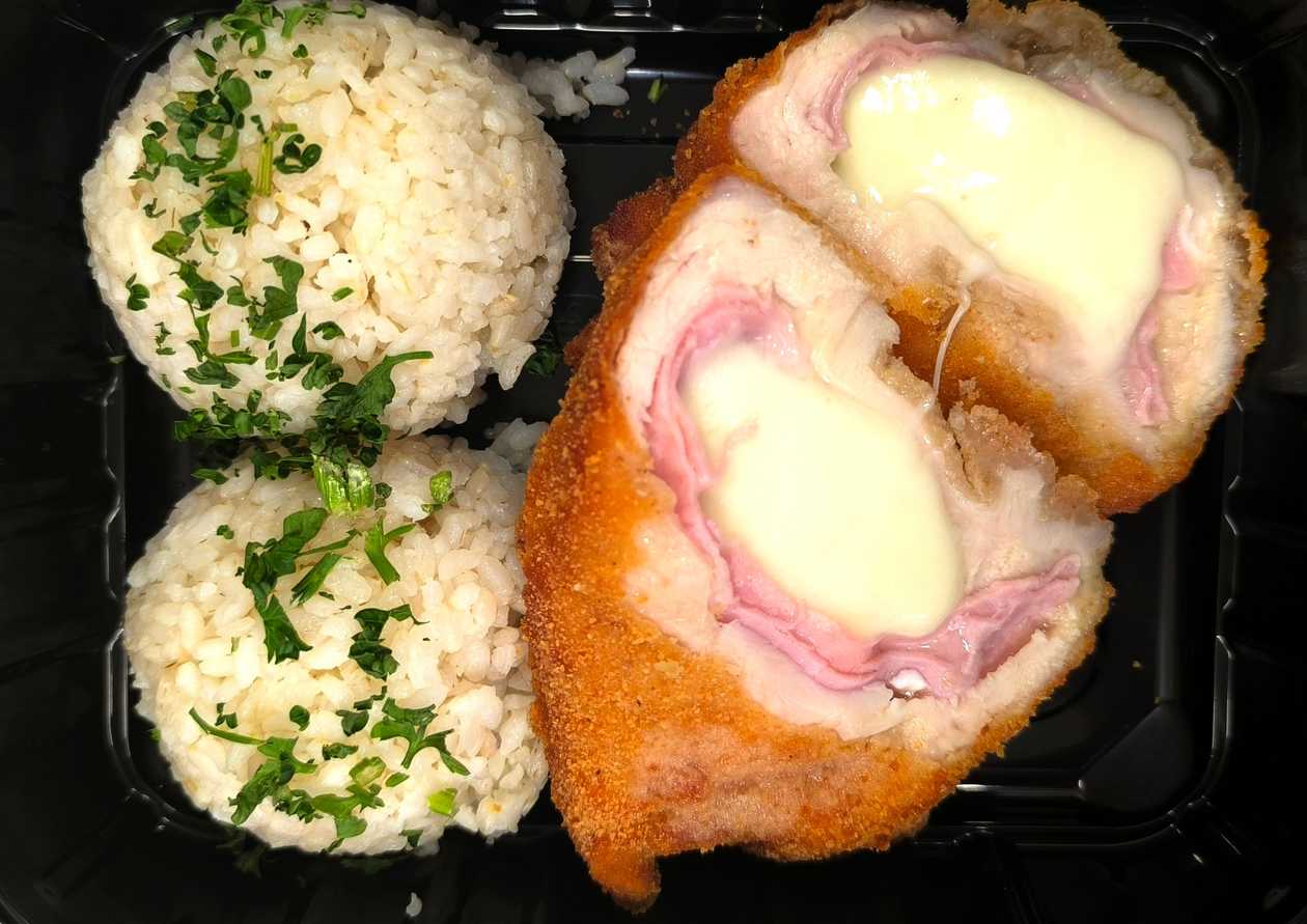 13: 200g vyprážaný cordon bleu, (šunka, syr), ryža, cviklový šalát 12,7,1,3