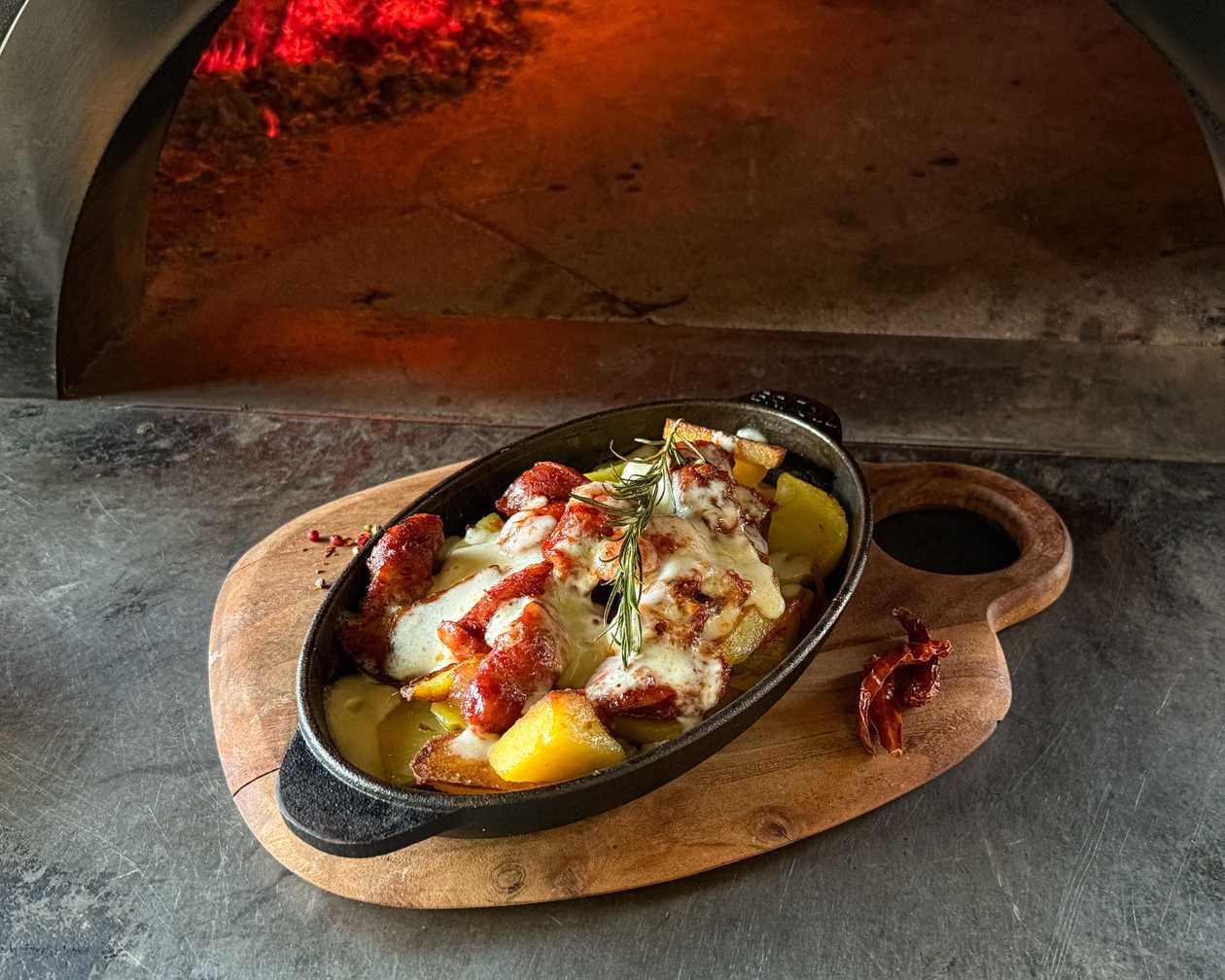Гаряча пательня з ковбасками