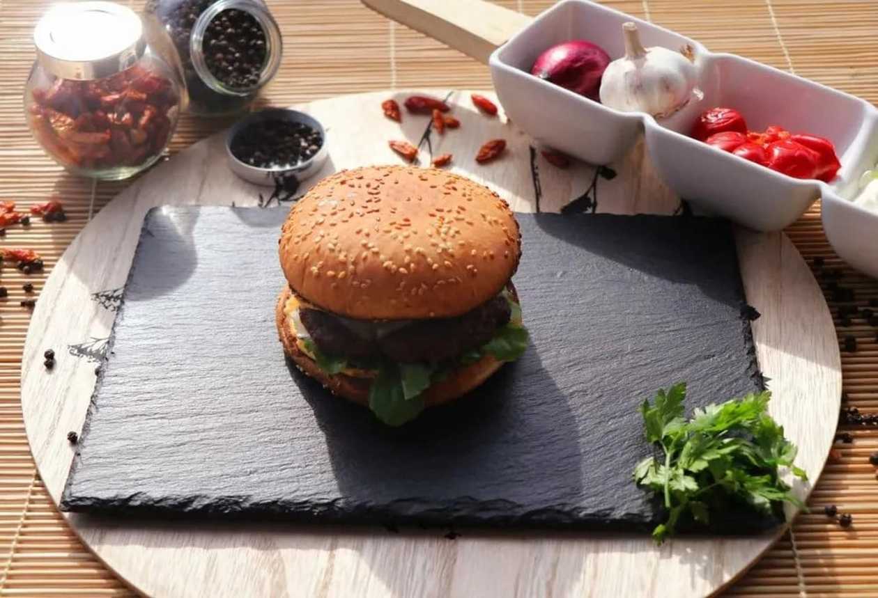 Cheeseburger MEAL (Fries, Sauce, coca cola 330 ml)