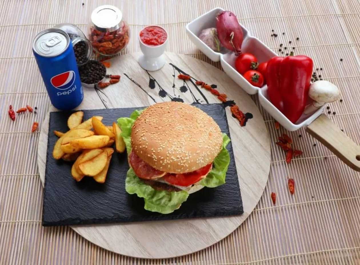 BIG Cheeseburger MEAL (Fries, Sauce,coca cola 330 ml)