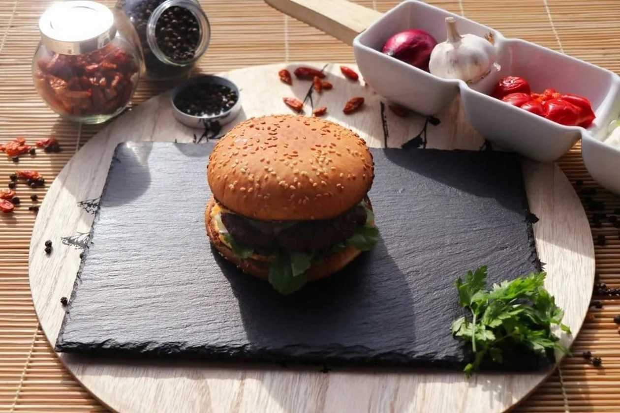 Burger MEAL (Fries, Sauce, coca cola 330 ml)