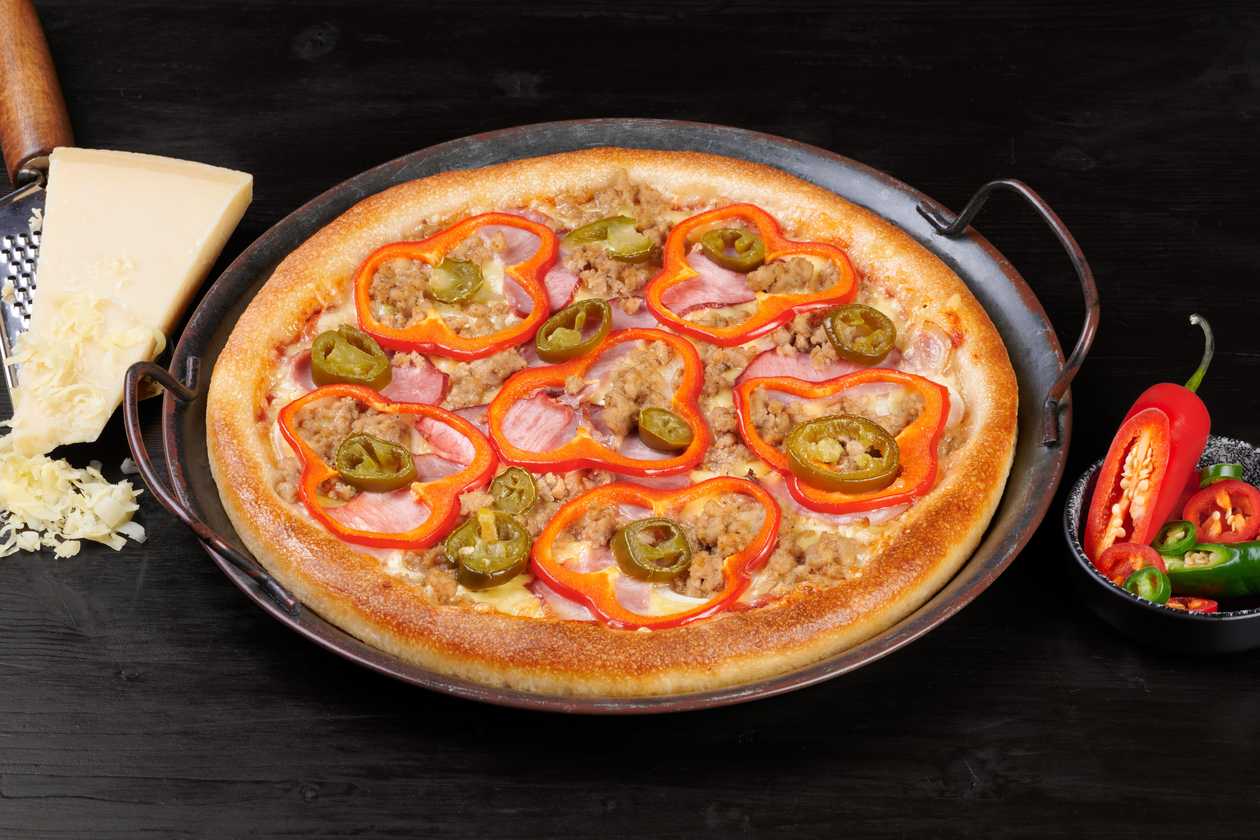 With minced meat thin-crust pizza