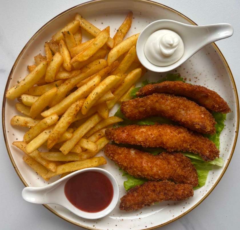 Toyuq naqqetsləri kartof fri ilə