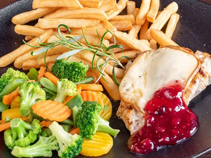 Pierś grillowana z górskim serem wędzonym i żurawiną 140g