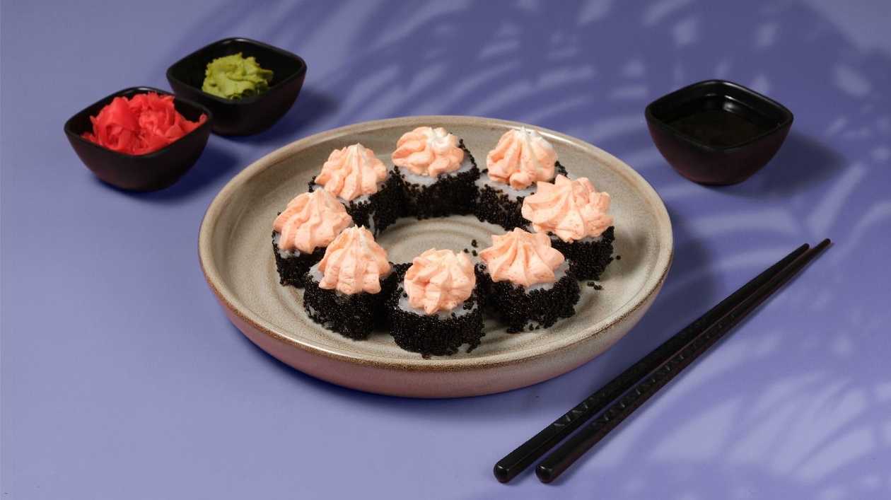 Lava roll with salmon