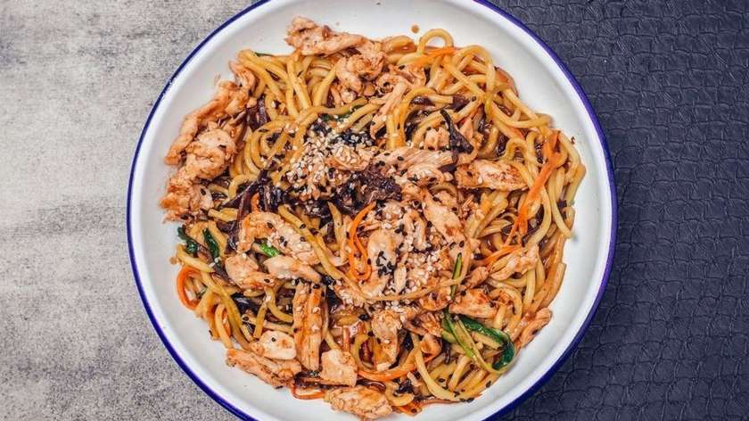 Bami Pad Gai - makaron pszenny z woka z kurczakiem 🌶️