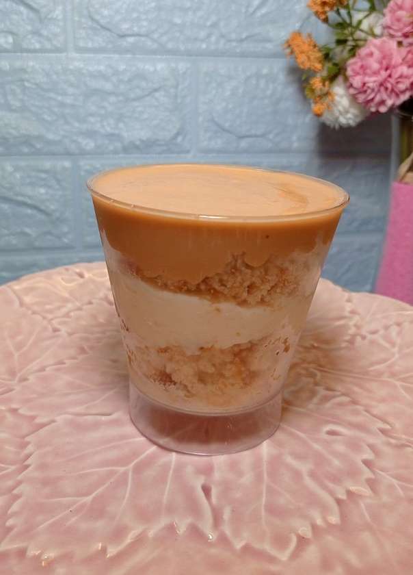 Bolo de pote de cocada cremosa com doce de leite