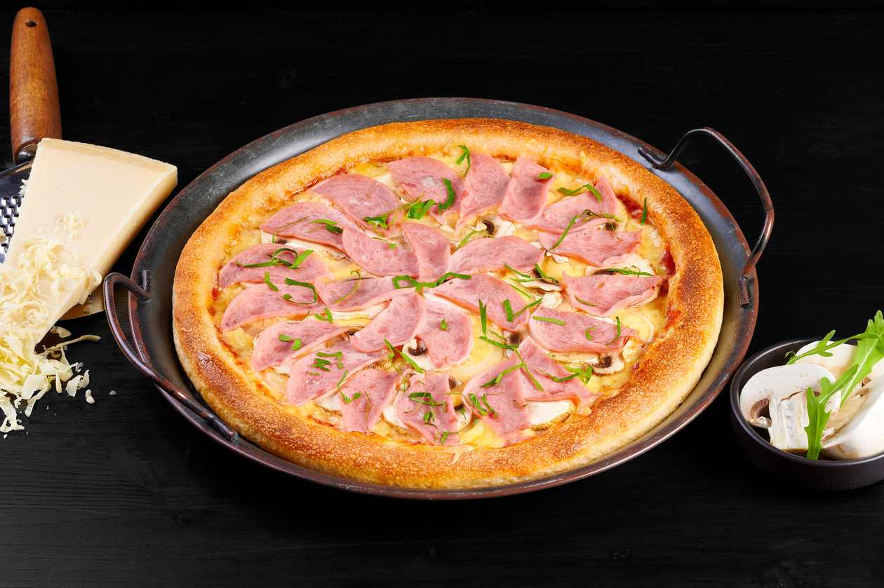 With ham and mushrooms thin-crust pizza
