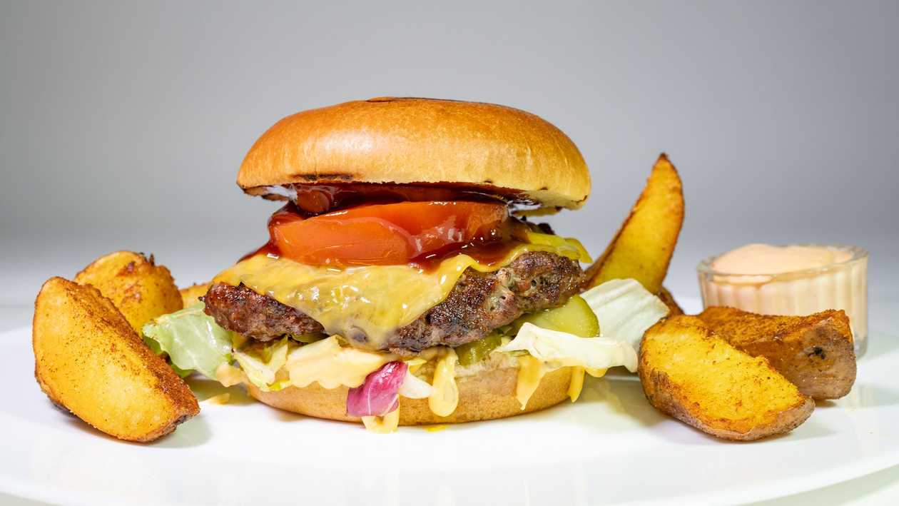 Meniu Burger American + cartofi wedges + sos+ Fresher 250 ml