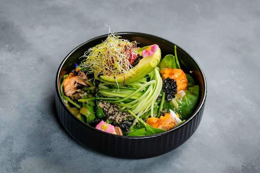 Spinach salad with grilled salmon