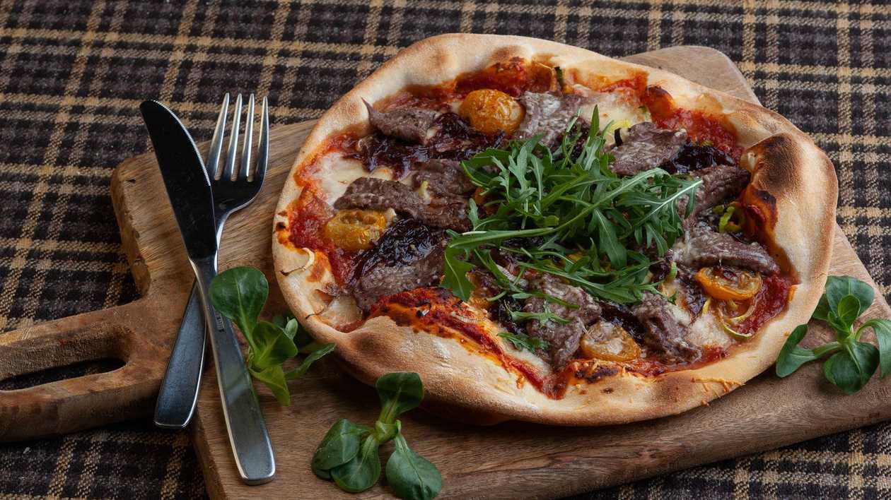 Pizza with aged beef