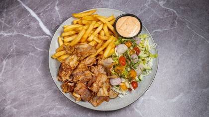 Kebabas lėkštėje