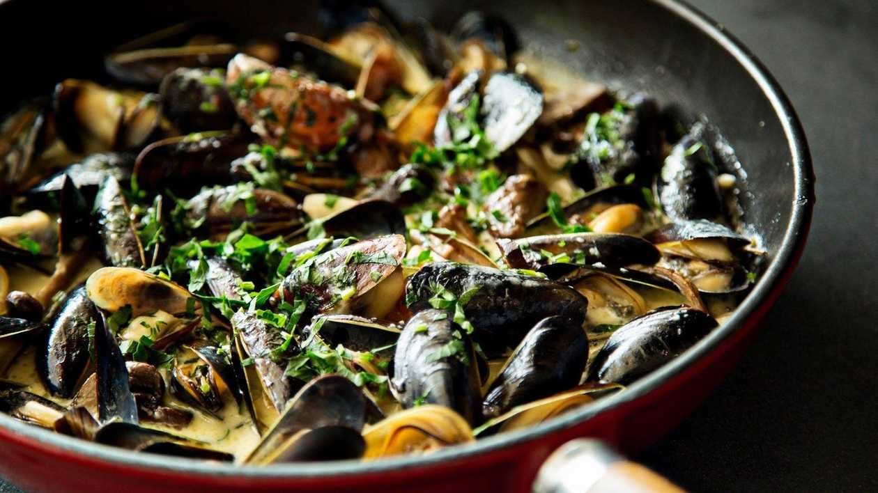 Steamed fresh mussels