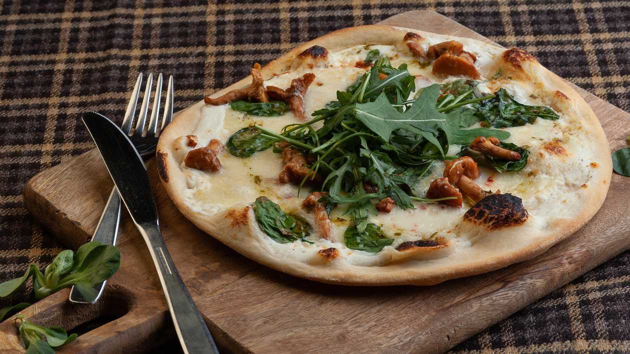 Pizza with four Italian cheeses and chanterelles
