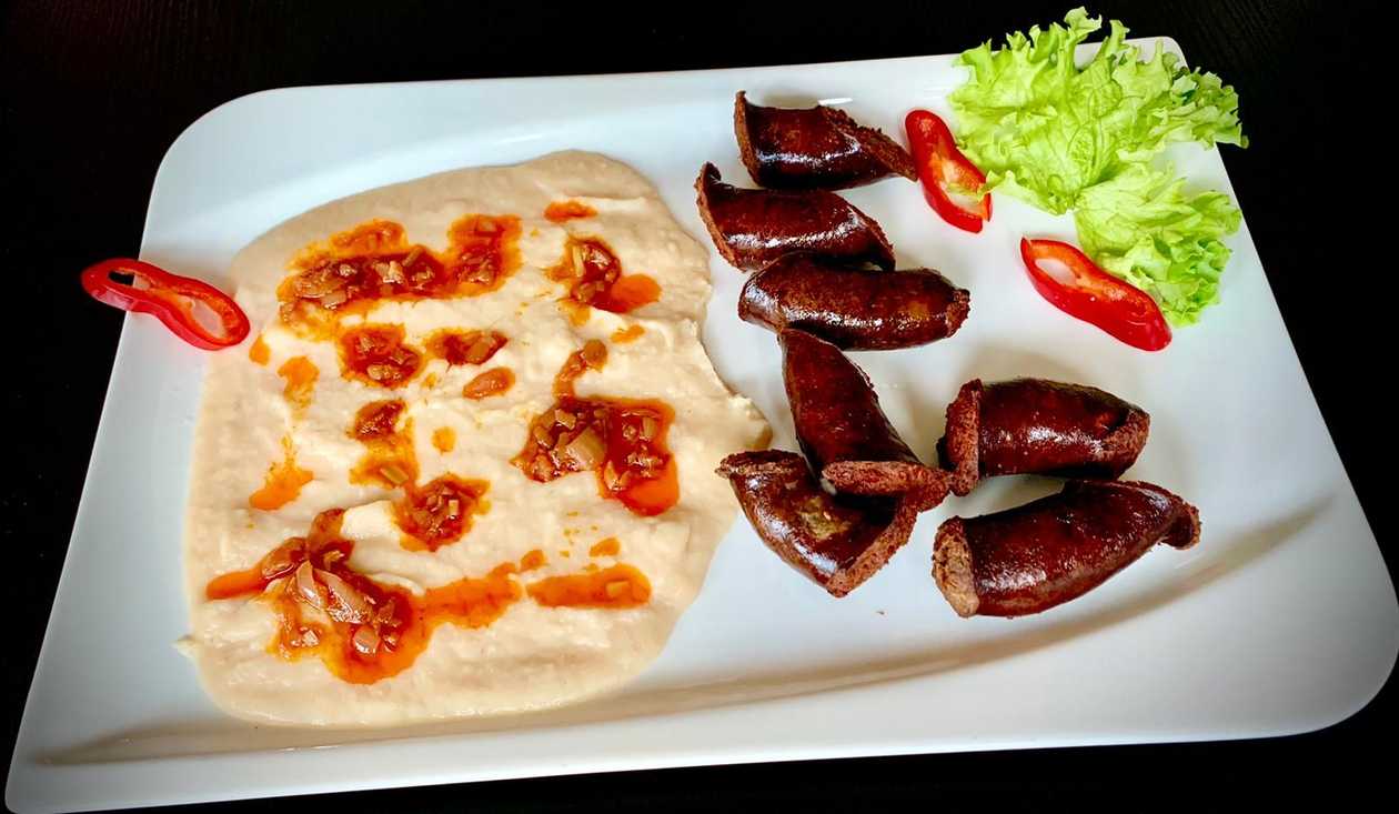 Fasole Făcăluită Cu Cărnați De Casă